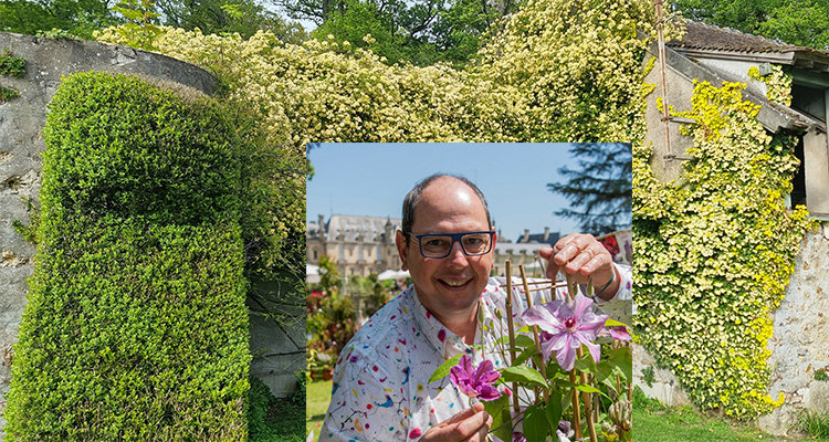 Arnaud Travers sur fond de rosier banksiae Lutea sur mur (47) - ©Pépinières TRAVERS